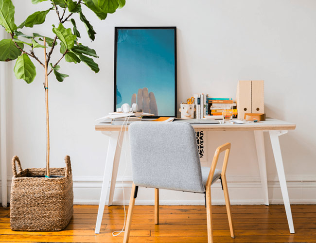 This Huge Desk Is $100 Off and Takes Two Minutes to Assemble