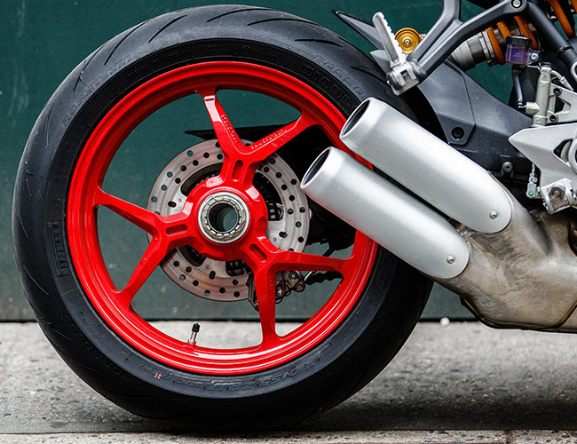 Spoked vs Alloy: Know the Advantages and Disadvantages of Your Motorcycle Wheels