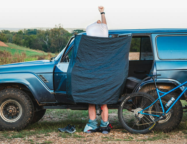 This Packable Nylon Blind Makes Changing in Public a Breeze